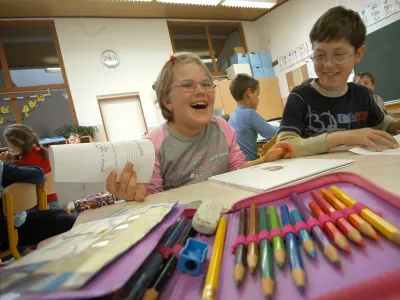 šolarji barvice smeh otrok