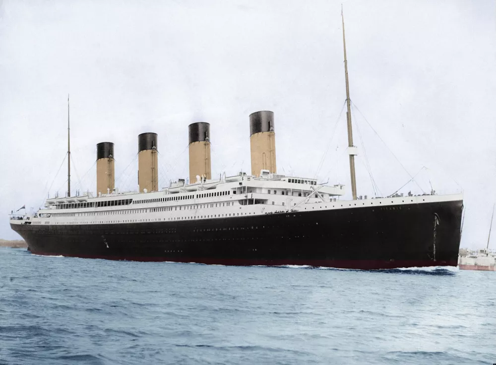RMS Titanic leta 1912 zapušča Southampton. 