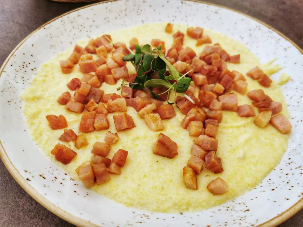 Polenta z ocvirki, panceto in kozjim sirom, Gostilna Jasna Kranjska Gora