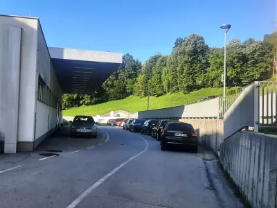 Bo parkirišče pred bolnišnico rešila enosmerna ulica?