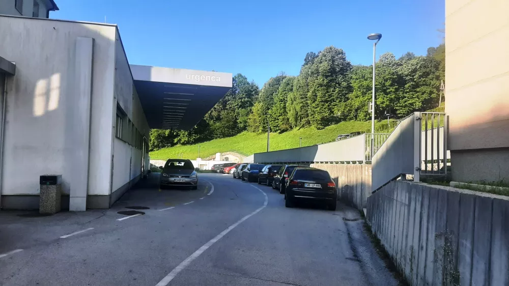 Bo parkirišče pred bolnišnico rešila enosmerna ulica?