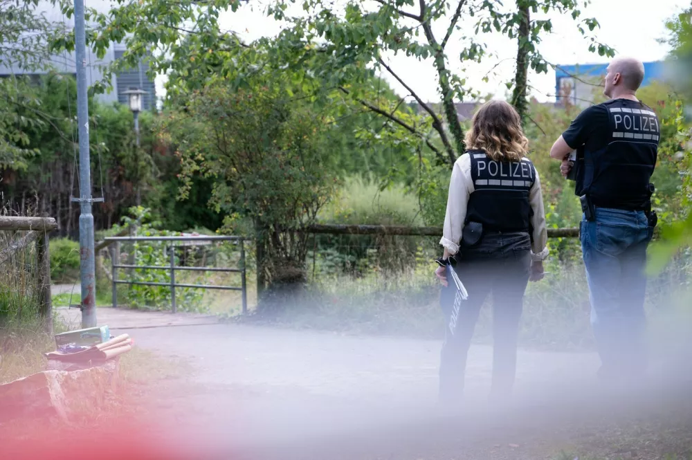 29 August 2025, Baden-Württemberg, Filderstadt: Two police officers stand in front of a bridge on the outskirts of Filderstadt. A suitcase with a body inside was found under a bridge by a small stream in Filderstadt. Photo: Markus Lenhardt/dpa,Image: 1032315730, License: Rights-managed, Restrictions: GERMANY OUT, Model Release: no