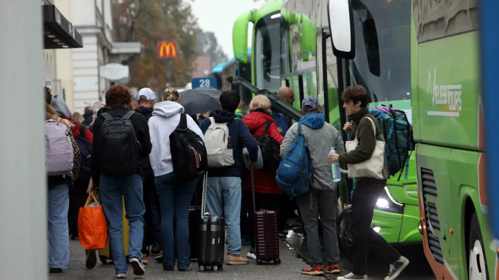 Letos kar 82 milijonov evrov za prevoz učencev