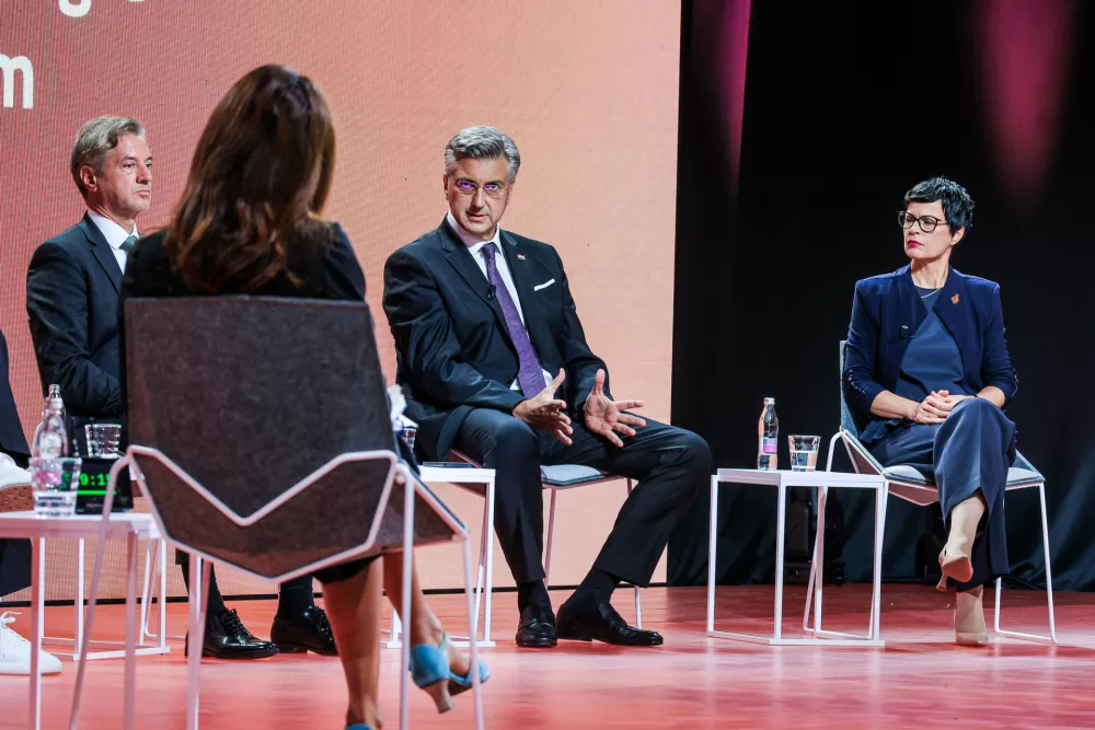 Bled, Festivalna dvorana.Pogovor Bled Pledge: A Dream or Reality?Predsednik vlade Robert Golob, hrvaski premier Andrej Plenkovic in evropska komisarka za siritev Marta Kos.