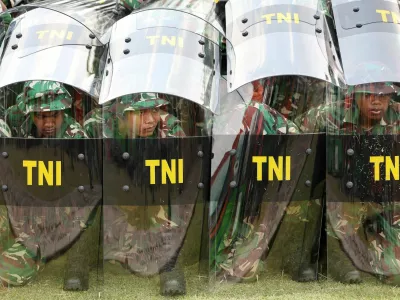 Armed Indonesian military troops attend an anti-riot practice at the National Monument (Monas) complex, amid the widespread anti-government protests and rioting over issues such as extra pay for parliamentarians and housing allowances that resulted in riots, in Jakarta, Indonesia, September 1, 2025. REUTERS/Willy Kurniawan   TPX IMAGES OF THE DAY