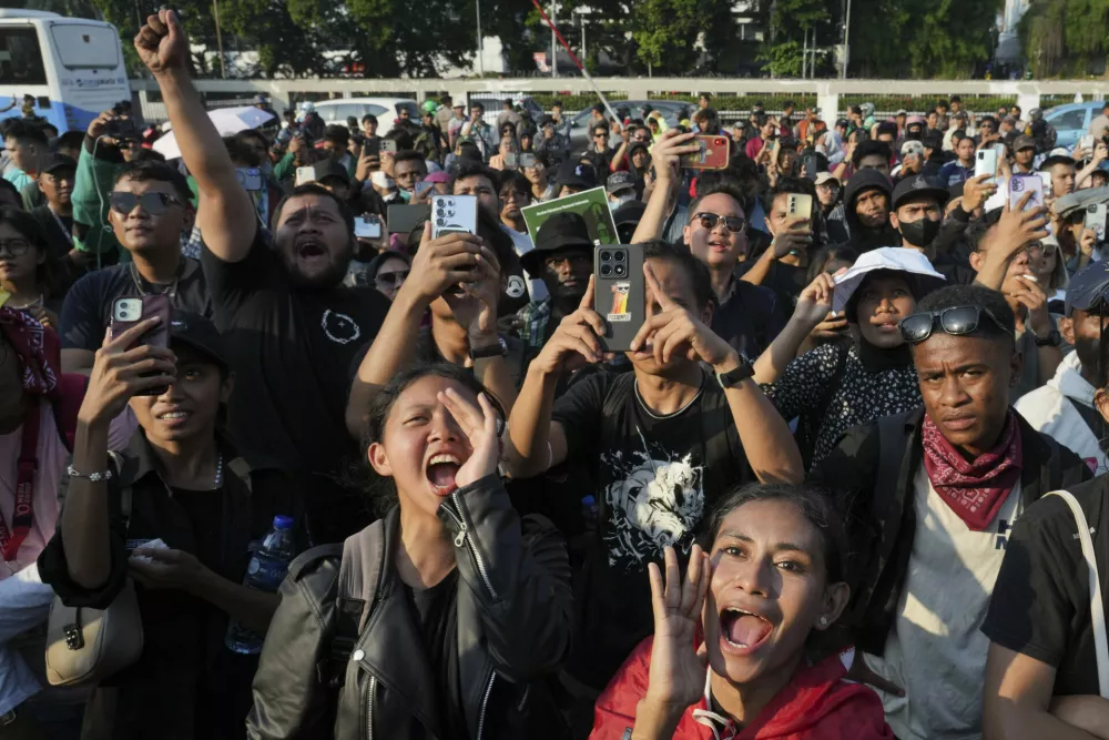 Protesters shout slogans during a protest, against lavish allowances given to parliament members, outside the parliament in Jakarta, Indonesia, Monday, Sept. 1, 2025. (AP Photo/Achmad Ibrahim)