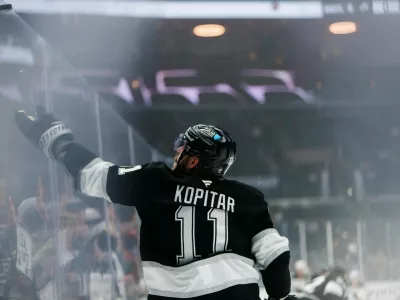 Kopitar je nedavno po tekmi takole med navijače vrgel pak. / Foto: Profimedia