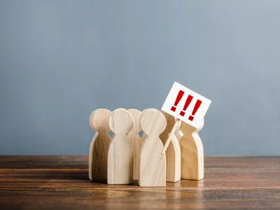 Ljudje kot največji problem doživljajo eno, politiki drugo. / Foto: Istock