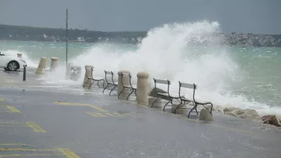 Piran.Visoka plima in burja povzrocata preglavice tudi v priobalnih mestih.
