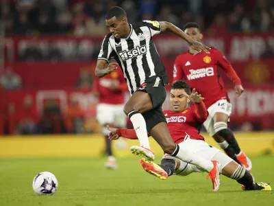FILE - Newcastle's Alexander Isak, center, challenges for the ball with Manchester United's Casemiro during the English Premier League soccer match between Manchester United and Newcastle United, in Manchester, England, Wednesday, May 15, 2024. (AP Photo/Dave Thompson, File) / Foto: Dave Thompson