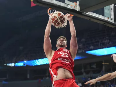 Basketball - FIBA EuroBasket 2025 - Group Phase - Estonia v Turkey - Xiaomi Arena, Riga, Latvia - September 1, 2025 Turkey's Alperen Sengun scores a basket REUTERS/Ints Kalnins