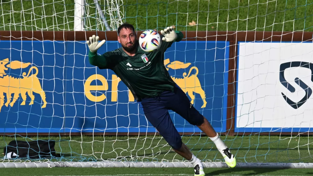 Soccer Football - Gennaro Gattuso first training session with Italy - FIGC Coverciano Technical Centre, Coverciano, Italy - September 1, 2025 Italy's Gianluigi Donnarumma during training REUTERS/Jennifer Lorenzini