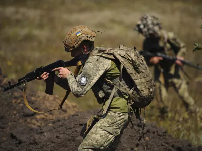 In this photo, taken on Tuesday, Aug. 19, 2025 and provided by Ukraine's 127th Separate Brigade of the Territorial Defence press service, soldiers aged 18 to 24 practice military skills on a training ground near Kharkiv, Ukraine. (Anatolii Lysianskyi/Ukraine's 127th Separate Brigade via AP)