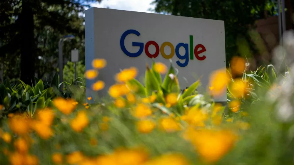 FILE PHOTO: A Google logo is seen at a company research facility in Mountain View, California, U.S., May 13, 2025. REUTERS/Carlos Barria/File Photo/File Photo