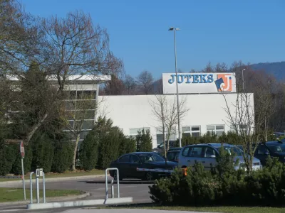 ﻿Poslovna stavba Juteksa v bližini Žalca