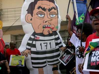 An inflatable figure depicting Brazil's former President Jair Bolsonaro stands near protesters during a demonstration outside the PL party headquarters on the final phase of Bolsonaro's trial, in which he is accused of plotting a coup after his electoral defeat, in Sao Paulo, Brazil, September 2, 2025. REUTERS/Amanda Perobelli REFILE - CORRECTING INFORMATION FROM "THE FINAL DAY OF HIS TRIAL" TO "THE FINAL PHASE OF HIS TRIAL / Foto: Amanda Perobelli