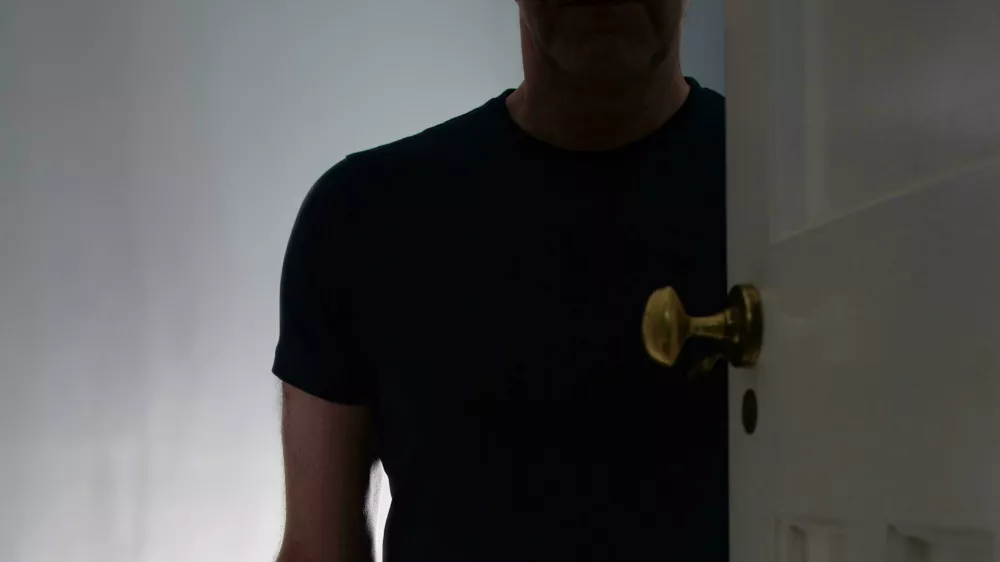 Ženo stradal in žgal po telesu, pomagala mu je mama