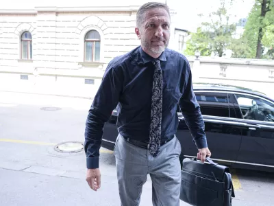 Klemen Boštjančič- 30.06.2025 - Koalicijski partnerji se bodo pri premierju Robertu Golobu sestali na t.i. mini koalicijskem vrhu. Golob bo po nedavnem sprejetju deklaracije o zvišanju obrambnih izdatkov članic Nata na pet odstotkov BDP do leta 2035 stranki SD in Levico, ki sta podpori dogovoru nasprotovali, podrobneje seznanil s potekom pogajanj in koraki pri pripravi akcijskega načrta glede investicij za izpolnitev ciljev na področje obrambe//FOTO: Jaka Gasar