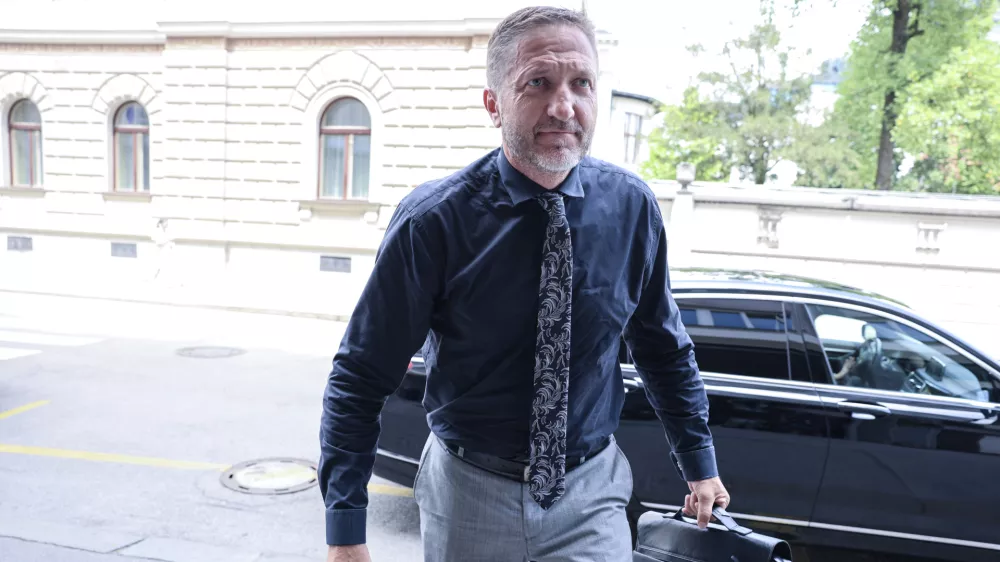 Klemen Boštjančič- 30.06.2025 - Koalicijski partnerji se bodo pri premierju Robertu Golobu sestali na t.i. mini koalicijskem vrhu. Golob bo po nedavnem sprejetju deklaracije o zvišanju obrambnih izdatkov članic Nata na pet odstotkov BDP do leta 2035 stranki SD in Levico, ki sta podpori dogovoru nasprotovali, podrobneje seznanil s potekom pogajanj in koraki pri pripravi akcijskega načrta glede investicij za izpolnitev ciljev na področje obrambe//FOTO: Jaka Gasar