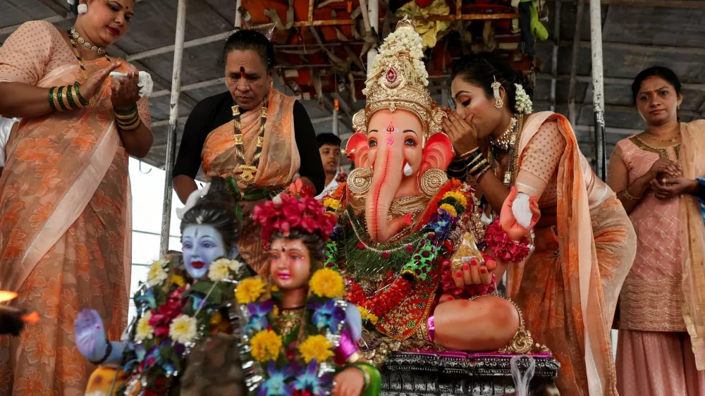 Devotees pray to an idol of the Hindu God Ganesh, the deity of prosperity, during the ten-day-long Ganesh Chaturthi festival in Mumbai, India, September 2, 2025. REUTERS/Francis Mascarenhas