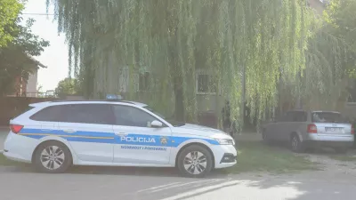 Policijski avto pred hišo, v greznici katere naj bi našli truplo pogrešane ženske. 