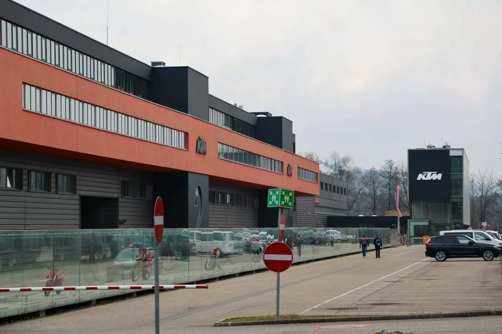 17.03.2025, Mattighofen, AUT, Unterwegs in Oberösterreich, KTM fährt die Produktion hoch, Lokalaugensschein, im Bild Feature, Arbeitsbeginn, Außenansicht, Firmenzentrale, KTM, Stallhofen, Mattighofen, *** 17 03 2025, Mattighofen, AUT, On the road in Upper Austria, KTM ramps up production, local eyeball, in the picture feature, start of work, exterior view, company headquarters, KTM, Stallhofen, Mattighofen,,Image: 976891040, License: Rights-managed, Restrictions: imago is entitled to issue a simple usage license at the time of provision. Personality and trademark rights as well as copyright laws regarding art-works shown must be observed. Commercial use at your own risk., Model Release: no