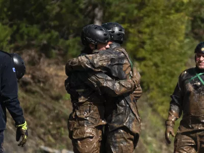 PREGLED LETA 20246.10. 2024 Reševalca si padeta v objem, po tem ko sta izpod ruševin prinesla še eno žrtev katastrofalnih poplav in Donja Jablanica, BIH. FOTO: Nik Erik Neubauer