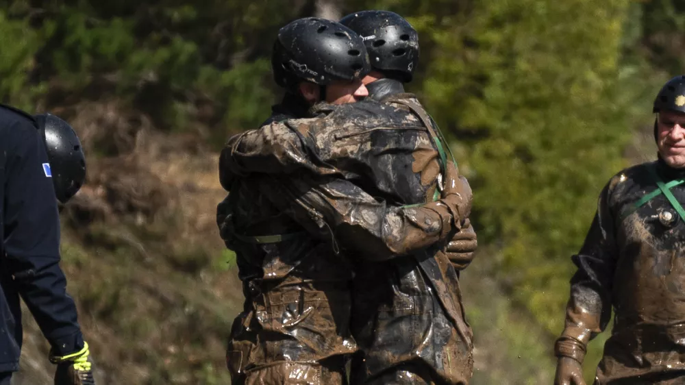 PREGLED LETA 20246.10. 2024 Reševalca si padeta v objem, po tem ko sta izpod ruševin prinesla še eno žrtev katastrofalnih poplav in Donja Jablanica, BIH. FOTO: Nik Erik Neubauer