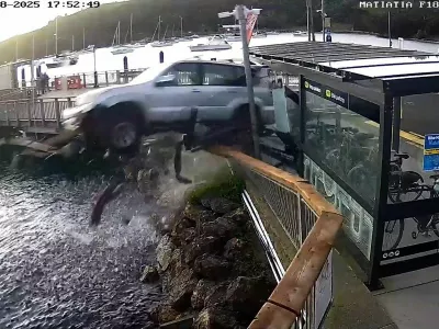 Upokojenka je s svojim športnim terencem poletela v morje.