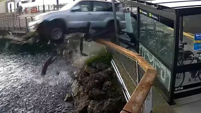 Upokojenka je s svojim športnim terencem poletela v morje.