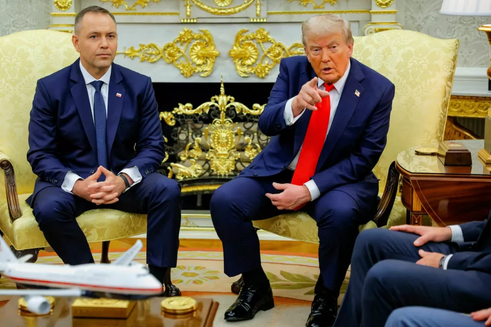 U.S. President Donald Trump points a finger while sitting next to the President of Poland Karol Nawrocki during a meeting in the Oval Office at the White House in Washington, D.C., U.S., September 3, 2025. REUTERS/Brian Snyder