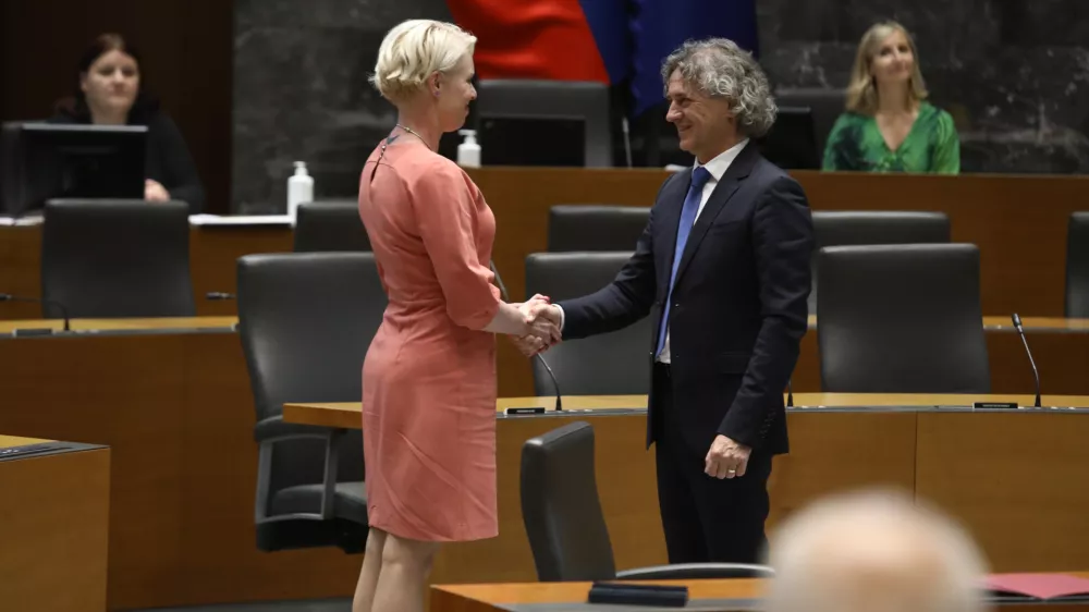 predsednica DZ Urška Klakočar Zupančič in novi predsednik vlade Robert Golob25.05.2022 - izredna seja DZ, na kateri bodo glasovali o kandidatu za mandatarja Robertu GolobuFoto Luka Cjuha