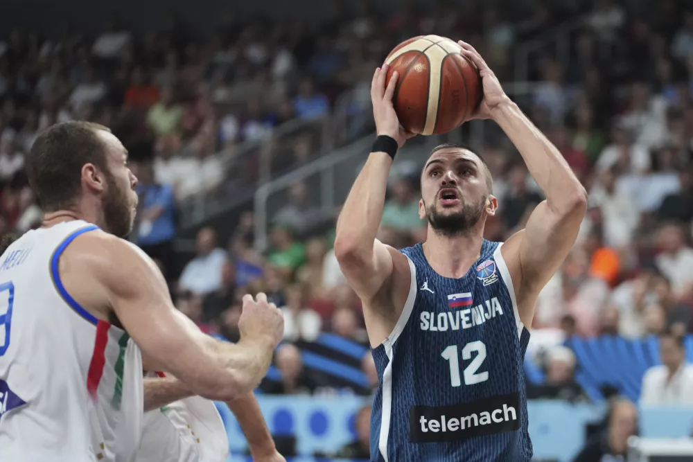 Slovenia's Rok Radovic shoots past Italy's Nicolo Melli during the Eurobasket, European Basketball Championship round of 16 match between Italy and Slovenia at the Riga Arena in Riga, Latvia, Sunday, Sept. 7, 2025. (AP Photo/Sergei Grits)
