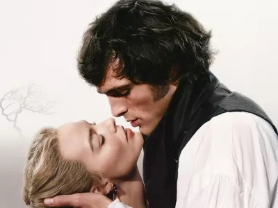 Avstralska zvezdnika Margot Robbie in Jacob Elordi v najnovejši filmski reinterpretaciji knjižne klasike Viharni vrh. F Warner Bros. Pictures