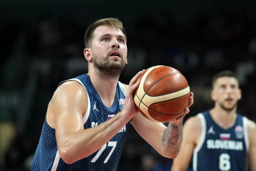 Basketball - FIBA EuroBasket 2025 - Round of 16 - Italy v Slovenia - Xiaomi Arena, Riga, Latvia - September 7, 2025 Slovenia's Luka Doncic in action REUTERS/Ints Kalnins