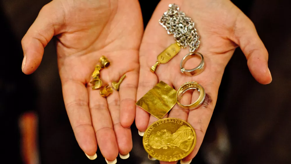 zlatarna - zlatarstvo - zlato - prodaja - odkup zlata - srebro - žlahtne kovine - nakit    //FOTO: Tomaž Zajelšnik