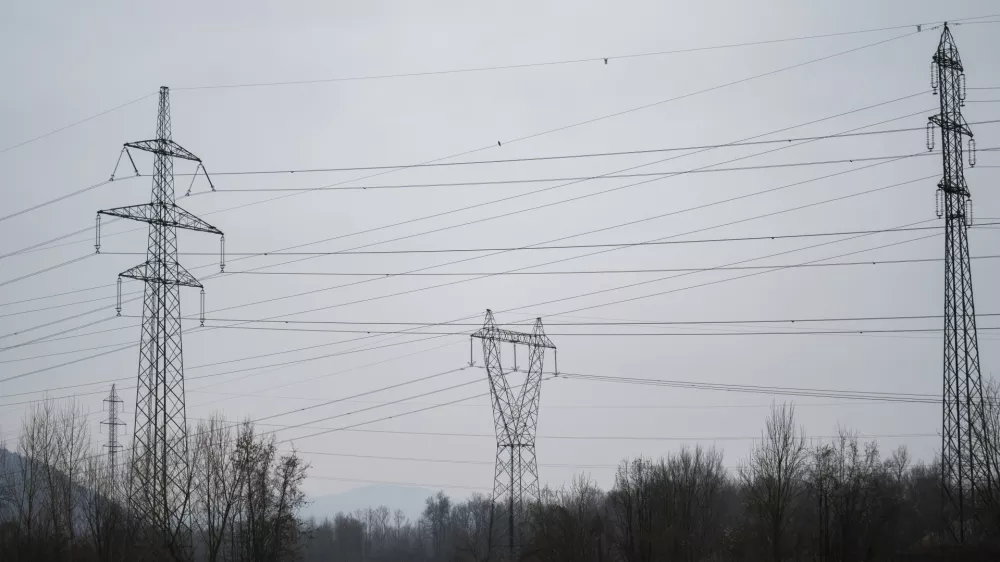 elektrika - simbolična fotografijaelektrično omrežjeomrženinaporaba elektrikedaljnovodelektrična napeljavaVidem11.02.2025 Električno omrežje, okolica BeričevaFOTO: Nik Erik Neubauer