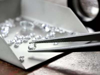 V trezorjih je bilo veliko nakita in diamantov. Nikoli pa ne bo znano, kaj vse so v njih našli.