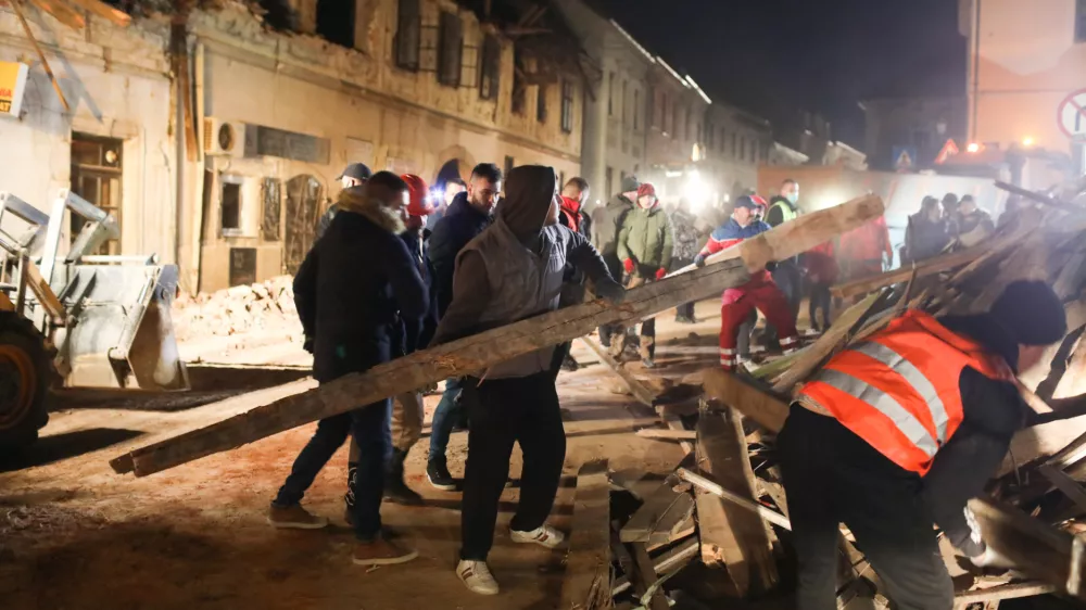 ﻿Petrinja- 29.12.2020 – Hrvaška - rušilni potres z magnitudo 6,3 na območju Petrinje jugovzhodno od Zagreba, ki je zahteval sedem smrtnih žrtev, med njimi tudi 12-letno deklico – //FOTO: Bojan Velikonja / Foto: Bojan Velikonja