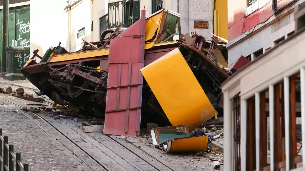 A view shows the site of the accident after Gloria funicular railway car, a popular tourist attraction, derailed and crashed, resulting in multiple casualties, according to authorities, in Lisbon, Portugal, September 4, 2025. REUTERS/Pedro Nunes
