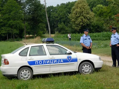 Učence in učitelje so po grožnjah evakuirali, policija pa pregleduje šole. 