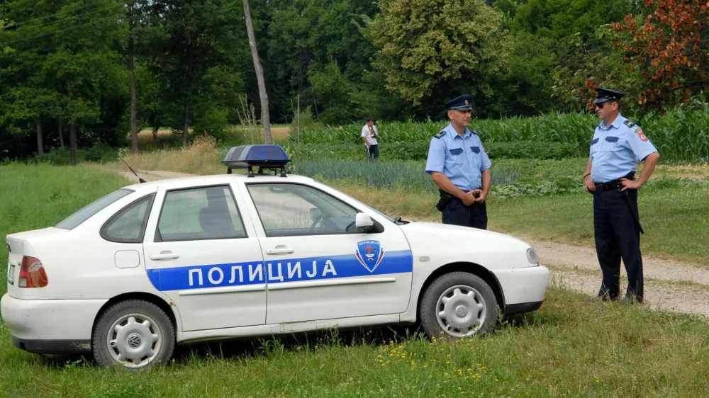 Učence in učitelje so po grožnjah evakuirali, policija pa pregleduje šole. 