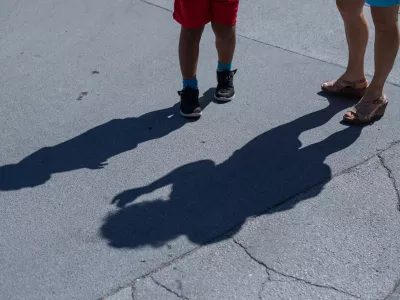 ﻿- simbolična fotografija - otroci in starši - - 01.09.2016 - Prvi šolski dan v novem šolskem letu 2016/17 - okoli 175.000 osnovnošolcev, od tega prvič šolski prag prestopilo 22.293 prvošolcev, kar je največja generacija prvošolčkov v zadnjih 19 letih - prvošolci - osnovnošolci - šolstvo -   ..//FOTO: Maja Marko