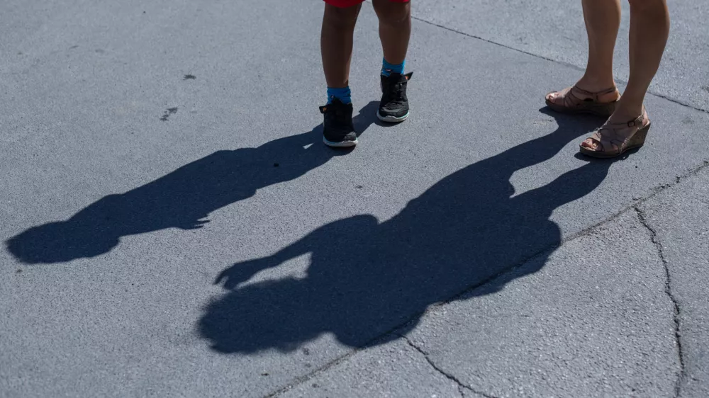 ﻿- simbolična fotografija - otroci in starši - - 01.09.2016 - Prvi šolski dan v novem šolskem letu 2016/17 - okoli 175.000 osnovnošolcev, od tega prvič šolski prag prestopilo 22.293 prvošolcev, kar je največja generacija prvošolčkov v zadnjih 19 letih - prvošolci - osnovnošolci - šolstvo -   ..//FOTO: Maja Marko