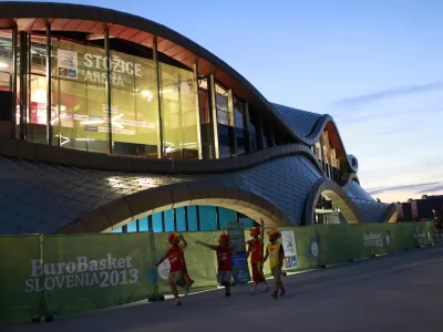 ﻿- Športni park Stožice 2013 -  EuroBasket 2013 - evropsko prvenstvo v košarki - košarkarski navijači - kompleks - stavba//FOTO: Luka Cjuha