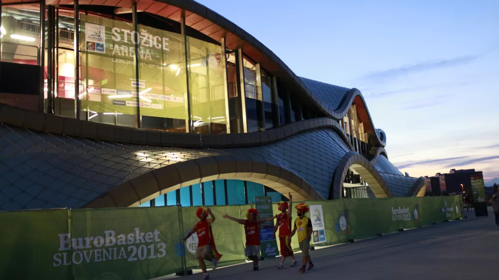 ﻿- Športni park Stožice 2013 -  EuroBasket 2013 - evropsko prvenstvo v košarki - košarkarski navijači - kompleks - stavba//FOTO: Luka Cjuha