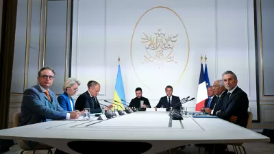 HANDOUT - 04 September 2025, France, Paris: French Emmanuel Macron (C-R) and Ukrainian President Volodymyr Zelensky (C-L) attend the Volunteer Coalition Meeting on Ukraine, at the Elysee Palace in Paris. Photo: Sierakowski Frederic/EU Council /dpa - ATTENTION: editorial use only (until date) in connection with coverage about the film and only if the credit mentioned above is referenced in full