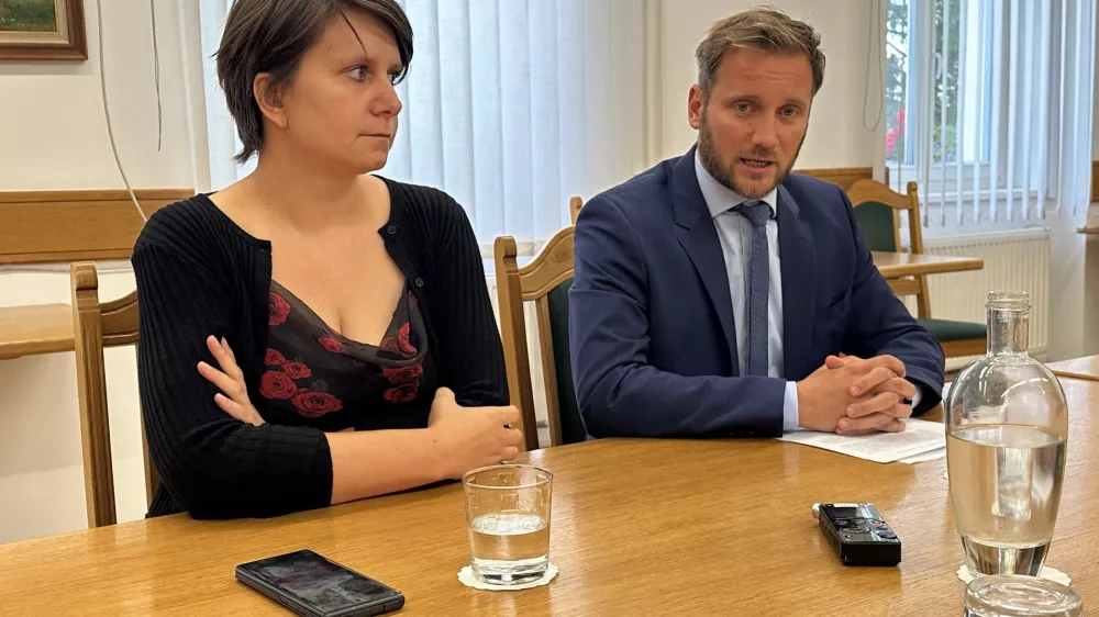 Kocevje, Obcina Kocevje.Predstavitev dela Zavoda za pomoc in oskrbo na domu Kocevje.Direktorica zavoda Alenka Gabrovec in kocevski zupan Gregor Kosir.