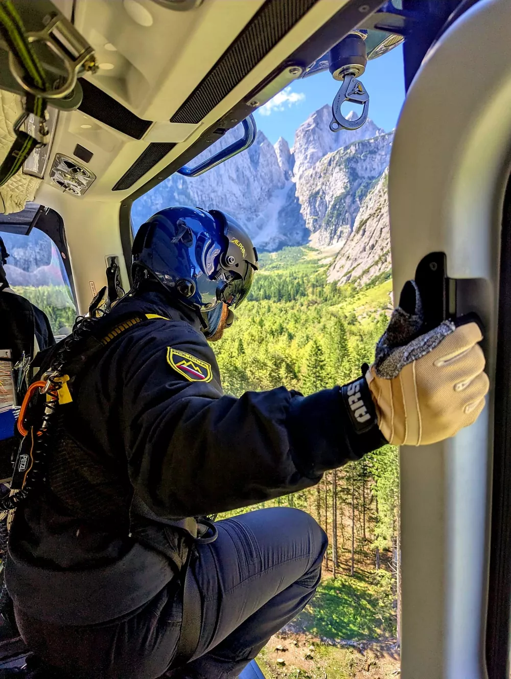 Reševalni helikopter, policijski helikopter, nesreča v gorah, gorska nesreča, gore, GRZS, reševanjeFoto: PU Kranj