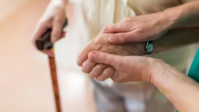 Nurse consoling her elderly patient by holding her hands / Foto: Piksel